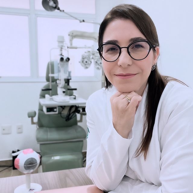 Juliana De Freitas Peres Toloi, Oftalmologista Santos