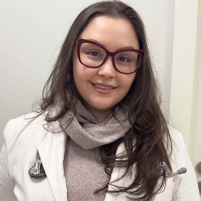 Karen  Bertasso da Rosa, Especialista em Clínica Médica Gravataí