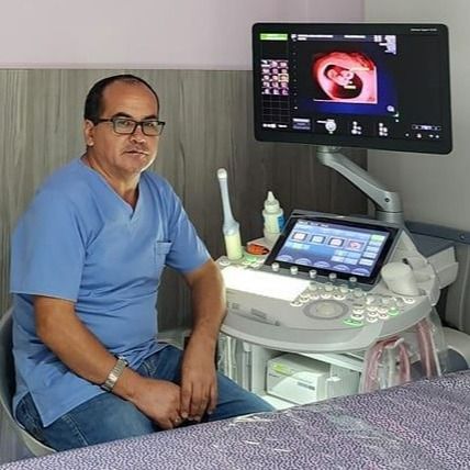 Adelmo Saavedra Azula, Ginecólogo Piura