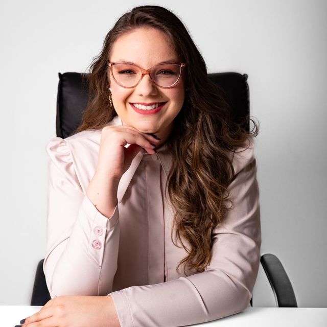 Mariana Tosato Zinher, Oftalmologista Curitiba