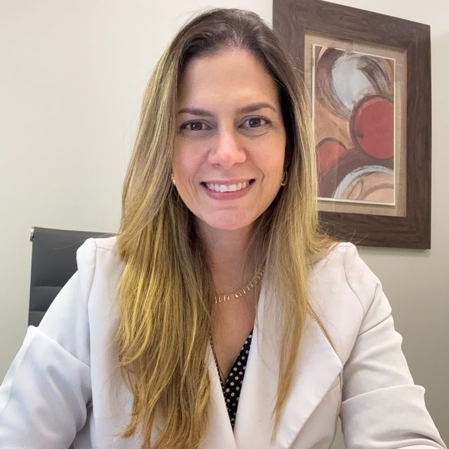 Estephania Teixeira Demicheli, Dermatologista Fortaleza