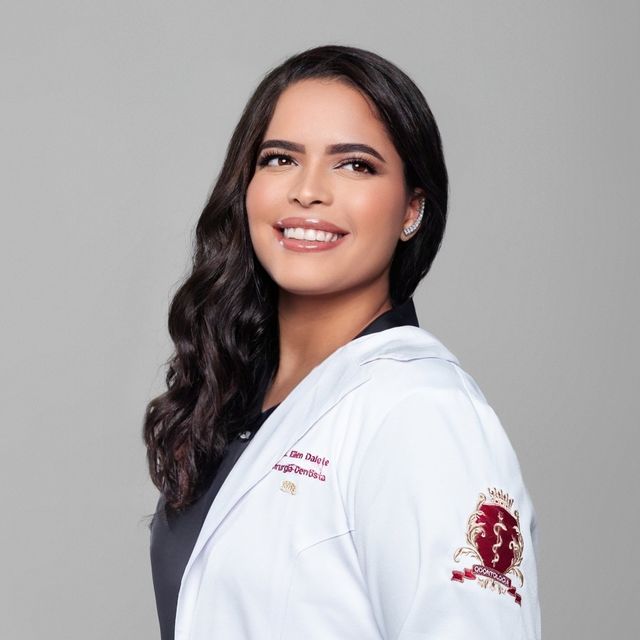 Ellen  Dalete, Dentista Recife