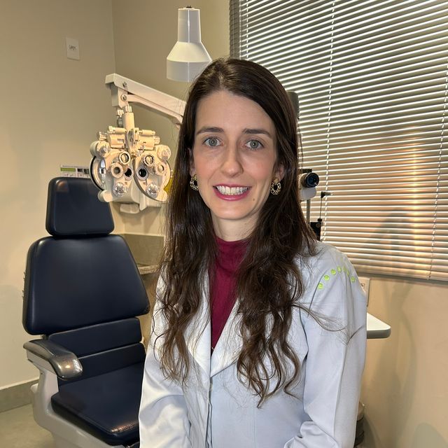 Polyana  Queiroz Alvarenga, Oftalmologista Uberlândia