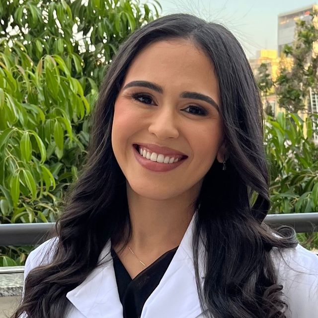 Izabella Caroline Prado Gomes, Especialista em Clínica Médica Contagem
