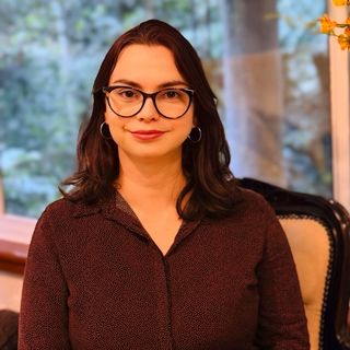 Dra. Laura Alves Fernandes  de Menezes