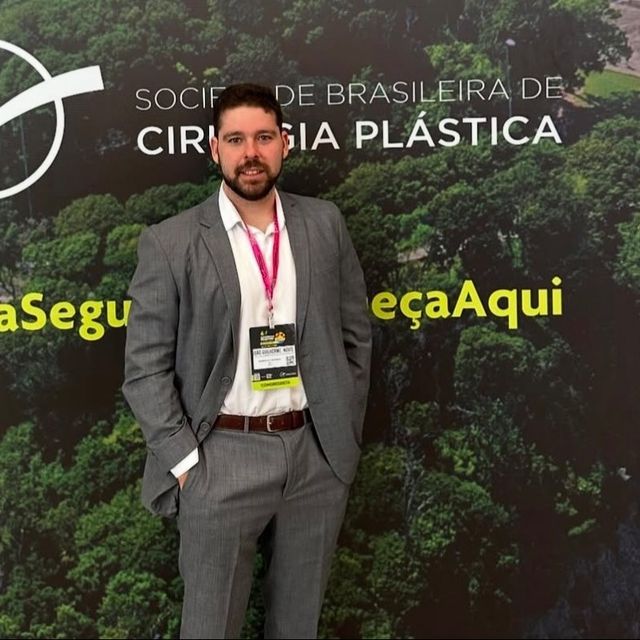 Joao Guilherme Avellar, Cirurgião plástico Niterói