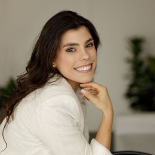 Dra. Camila Cavalli .