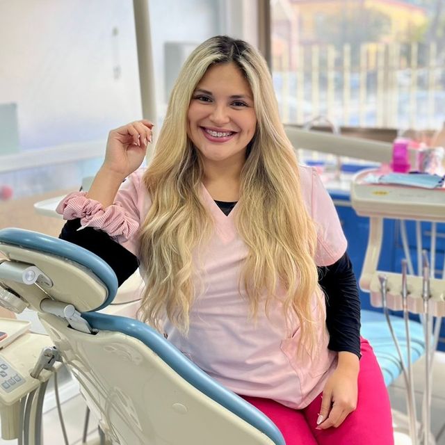Constanza Sanhueza Garrido, Dentista Concepción