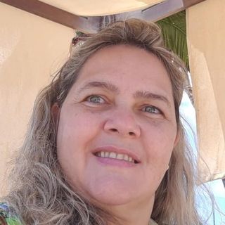 Dra. Elisângela Paz