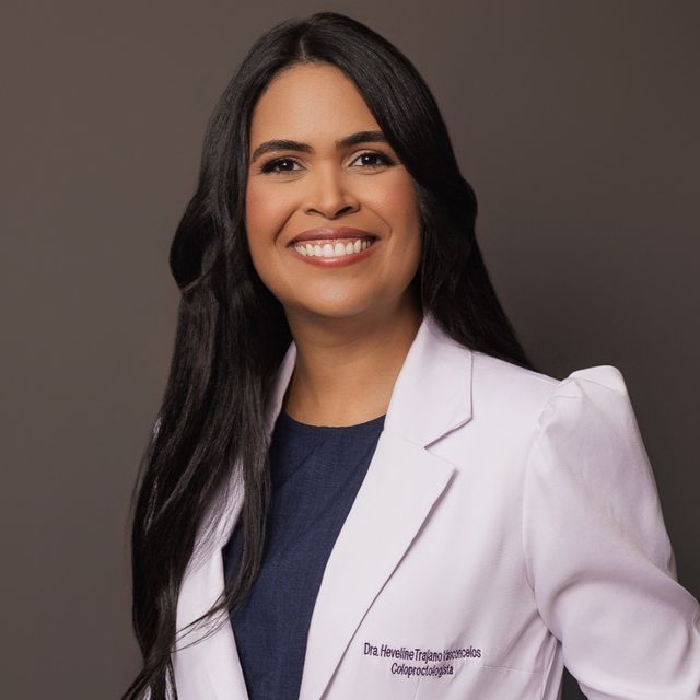 Heveline Trajano Vasconcelos, Coloproctologista Cuiabá