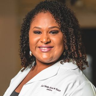 Ampliar imagem: Társila Alves, Médico Acupunturista Porto Alegre