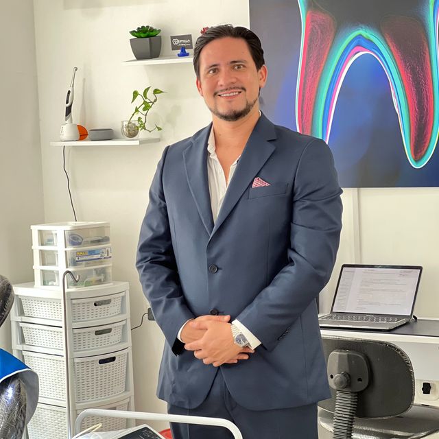 Oscar Camilo Serrano Gomez, Odontólogo Bucaramanga