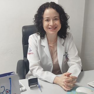 Ampliar imagem: Alessandra Mara Menegaz, Médico clínico geral Contagem