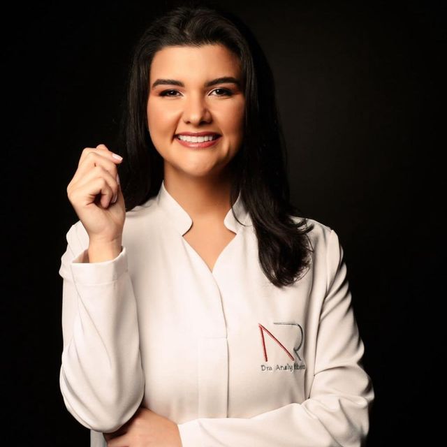 Analy  Luanne Bogarin Ribeiro, Dermatologista Curitiba