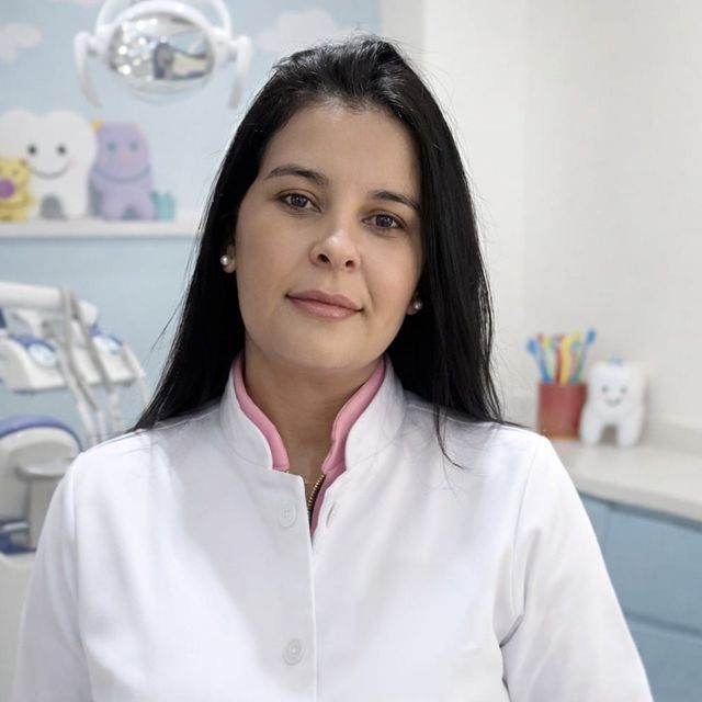 Karen  Cristina de Oliveira, Dentista Uberaba