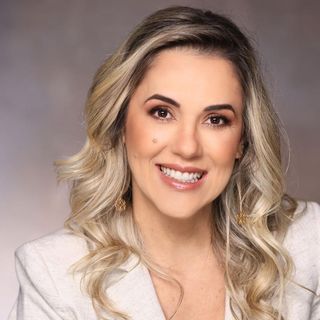 Ampliar imagem: Cintia Lettieri Teixeira, Dentista Brasília