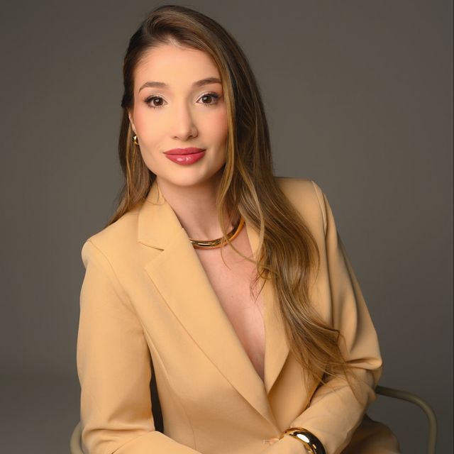 Lorena  Gidrão de Queiroz , Cirurgião plástico Uberlândia