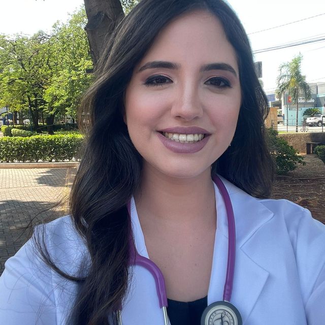 Gabriela Naves Montrasio, Médico clínico geral Americana
