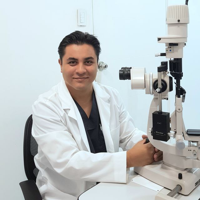 Javier Tejada Arce, Oftalmólogo Ica