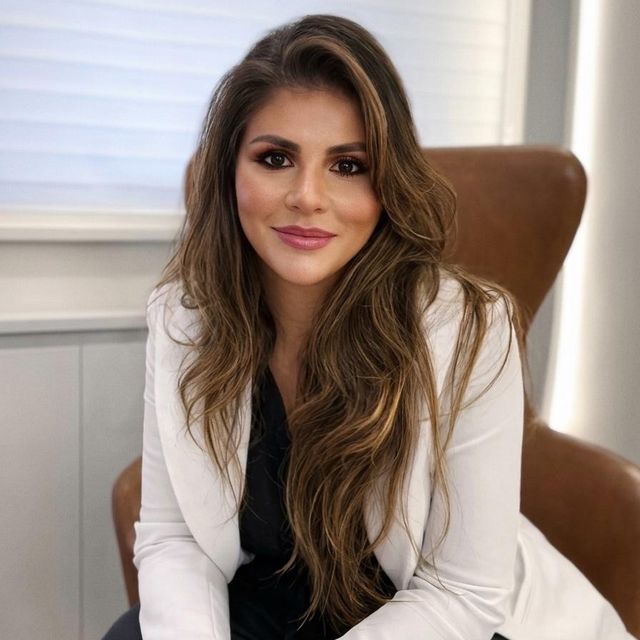 Pollyanna de Oliveira Molao⁣⁣, Dermatologista Curitiba