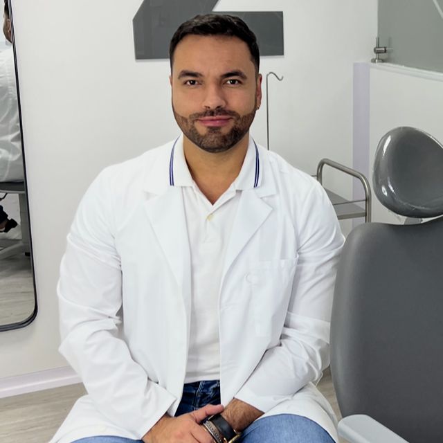 Luis Antonny Vasquez Calderón, Odontólogo Bogotá