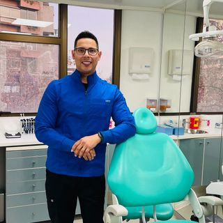 Acercar imagen: Yesser Valles Villalobos, Dentista Santiago