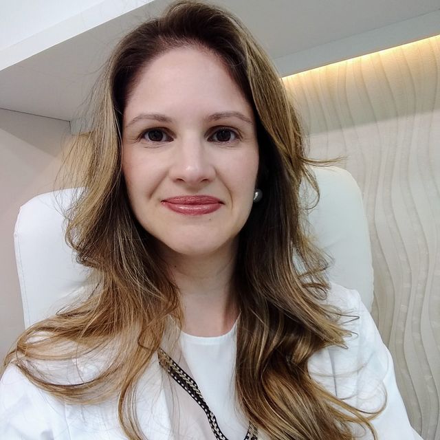 Camila Farias Cerolli, Cirurgião vascular Bauru