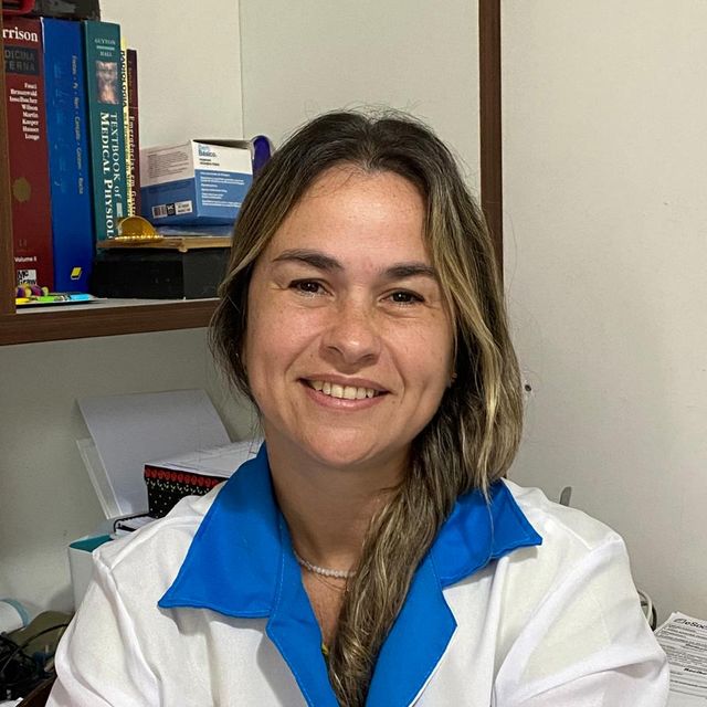 Anna Karyna Pereira Lopes Paraquett, Médico clínico geral Niterói