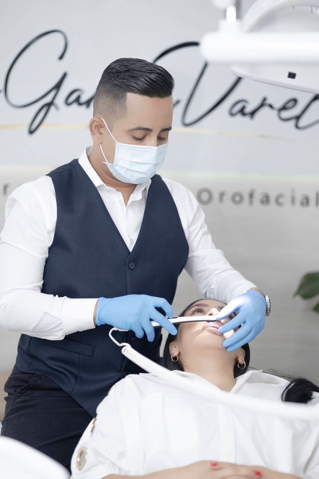 Acercar imagen: DR ALBEIRO GARCIA VARELA  ODONTOLOGIA ESTETICA AVANZADA