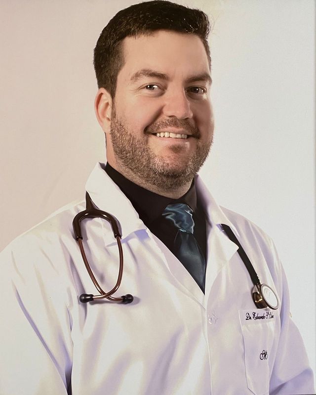 Ampliar imagem: Dr Eduardo Scandovieri