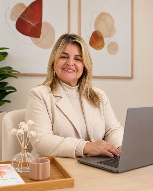 Ampliar imagem: Dra. Elisa Souza -  Consultas  online