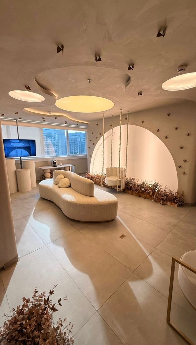 Ampliar imagem: Dra Lillian Abreu - Cirurgias Oftalmológicas / Estética