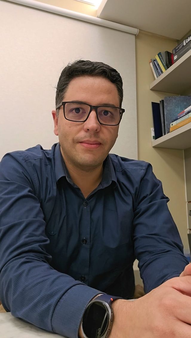 Ampliar imagem: Dr. Tiago Franco Martins - Cirurgião Oculoplástico em Passo Fundo
