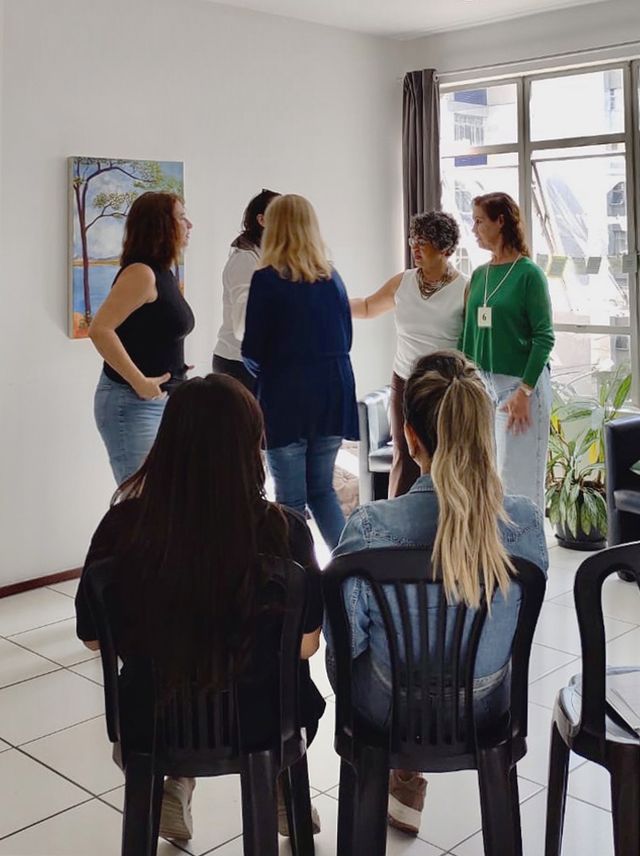 Ampliar imagem: Simone Noronha - Psicoterapia, Constelação familiar, Maha-lilah e Biodanza