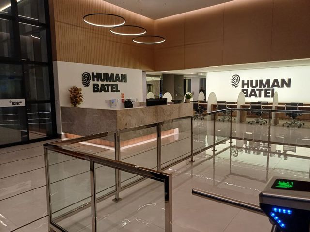 Ampliar imagem: Human Batel