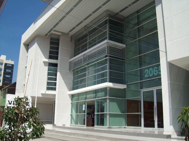 Acercar imagen: Dr. Martin Flores Catalán