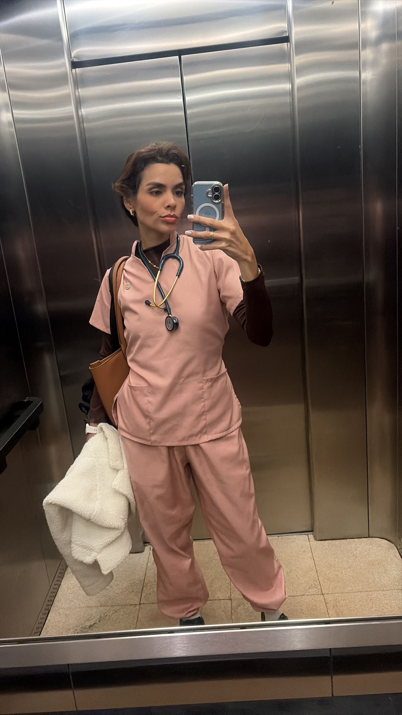 Dra Larissa Almeida Kathellino-1