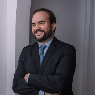 Dr. Luis Glover